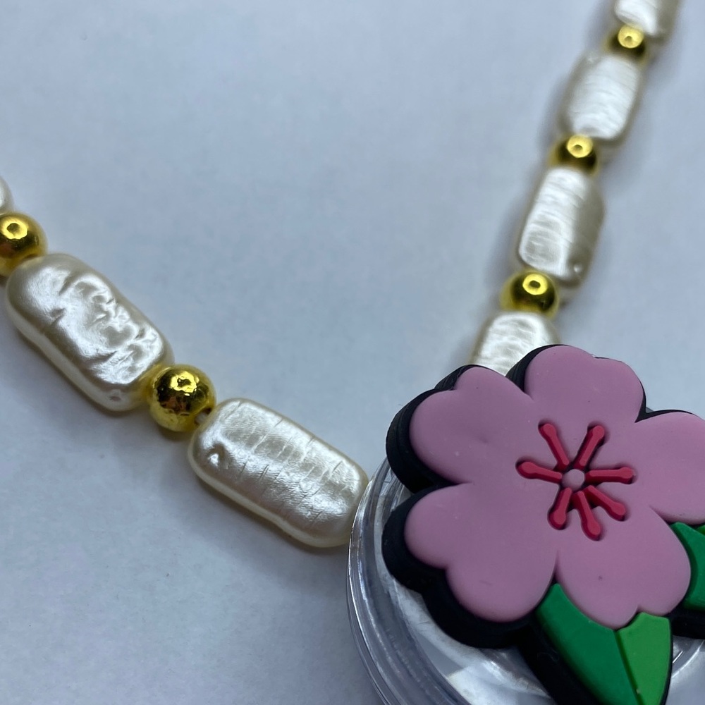 Badge Holder Pearl and Gold beaded Necklace with Floral Pendant - Picture 3 of 5